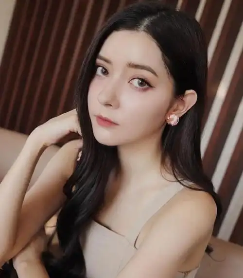 官宣恋情,工作室凌晨双双发博辟谣|华晨宇|张碧晨|汪东城_网易订阅