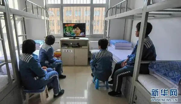 12人一间的监舍里有电视和24小时热水,两餐有肉菜的伙食却有人在减肥