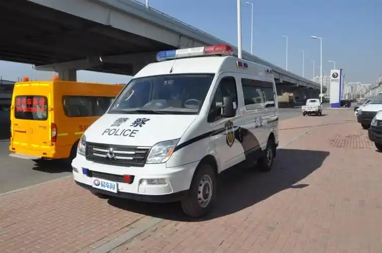 v80 2011款 多功能警用车 2.5t 手动 9座