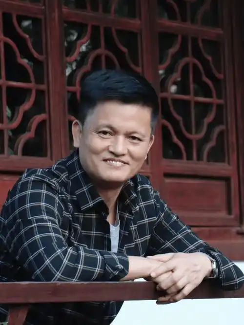 现任普宁市华侨中学副校长,语文教师.