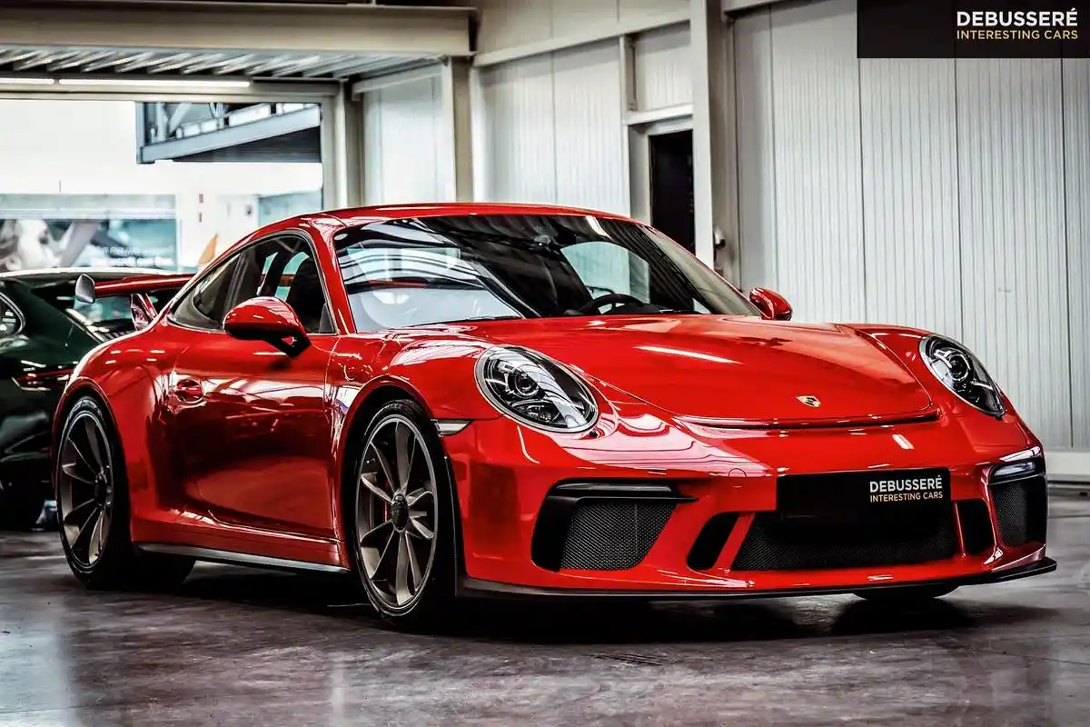 大红色的保时捷911 gt3,外观很光亮
