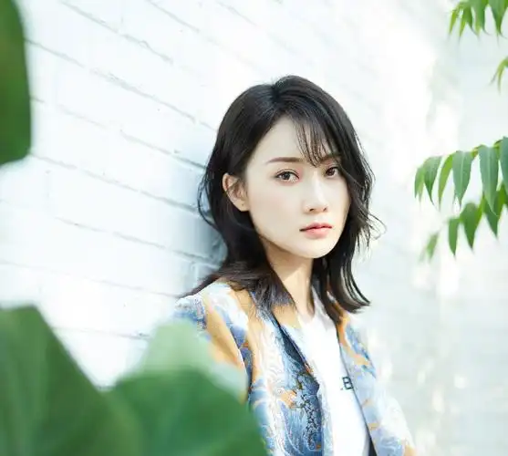 林鹏以优雅气质取胜,身材高挑,外形甜美靓丽,喜欢她吗?