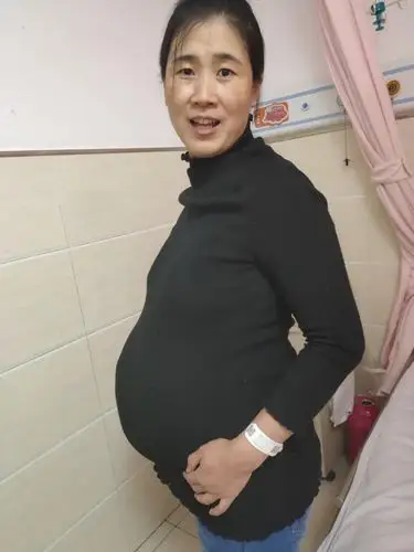 就要与宝贝见面了,孩子可记住为娘这圆圆的大肚子