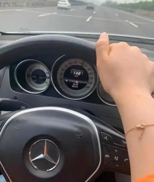 奔驰女车主高速狂超速还超警车还发朋友圈就问你尴尬不