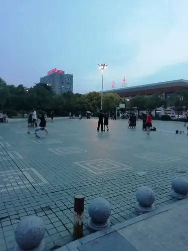 后来从儿子嘴里才知道那叫锦泰广场