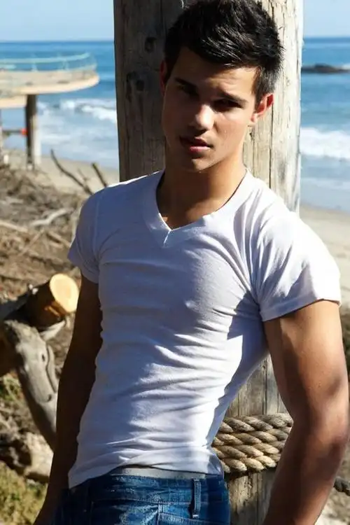 肌肉的机会,不论是在《霹雳四侠》还是《复仇者联盟》,他那完美的腹肌