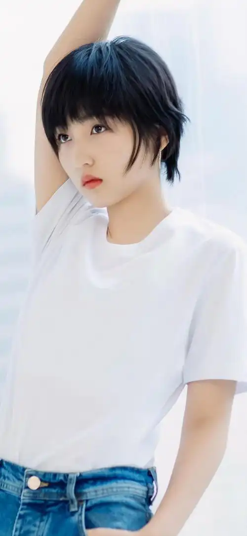 张子枫清纯短发迷人写真