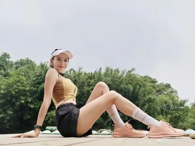 以短裙 逆天长腿著称的广东体育频道美女主持群)