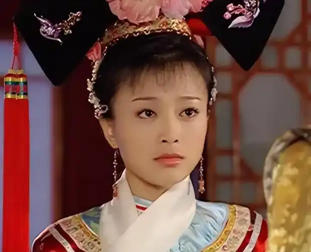 知画和小燕子谁是正妻?睡衣,旗头上的区别!当家主母一目了然