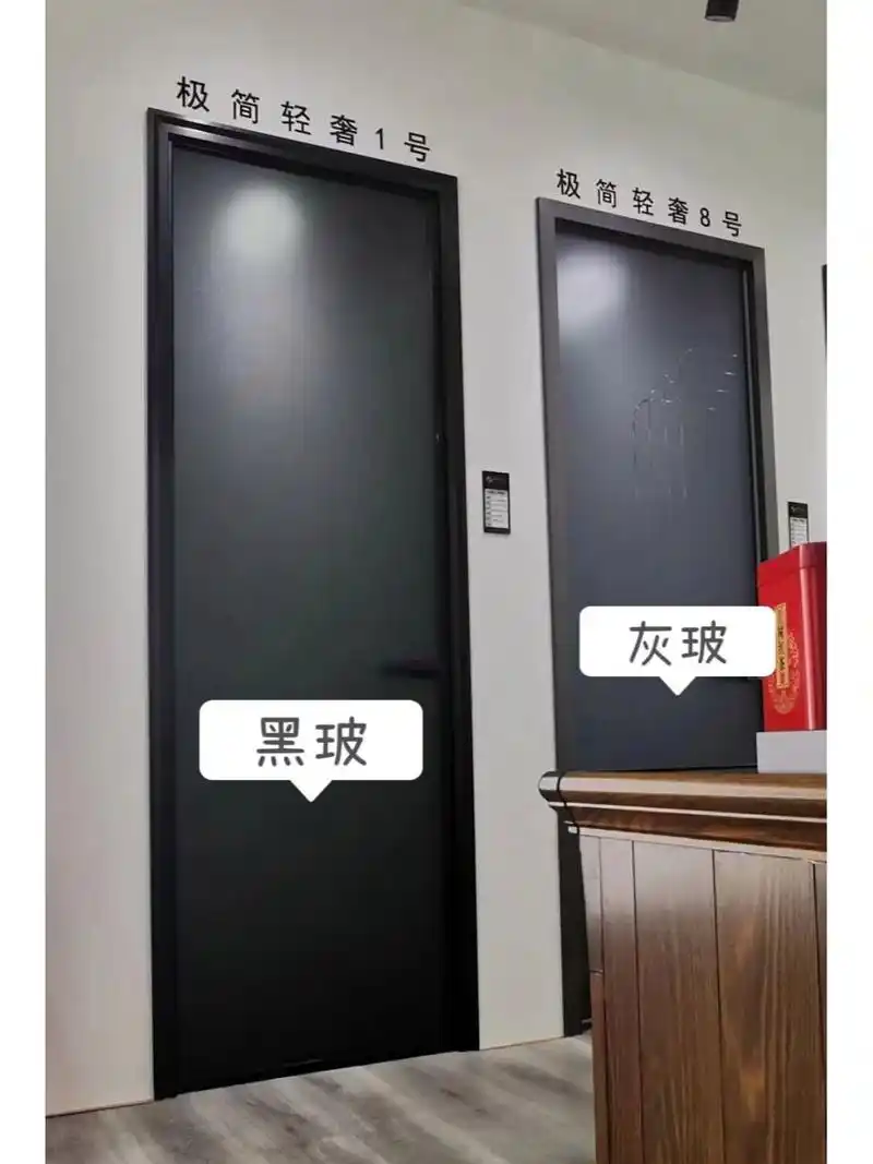 卫生间门的颜色纠结 我纠结于黑波和灰波,边框选择极窄黑的,两层玻璃