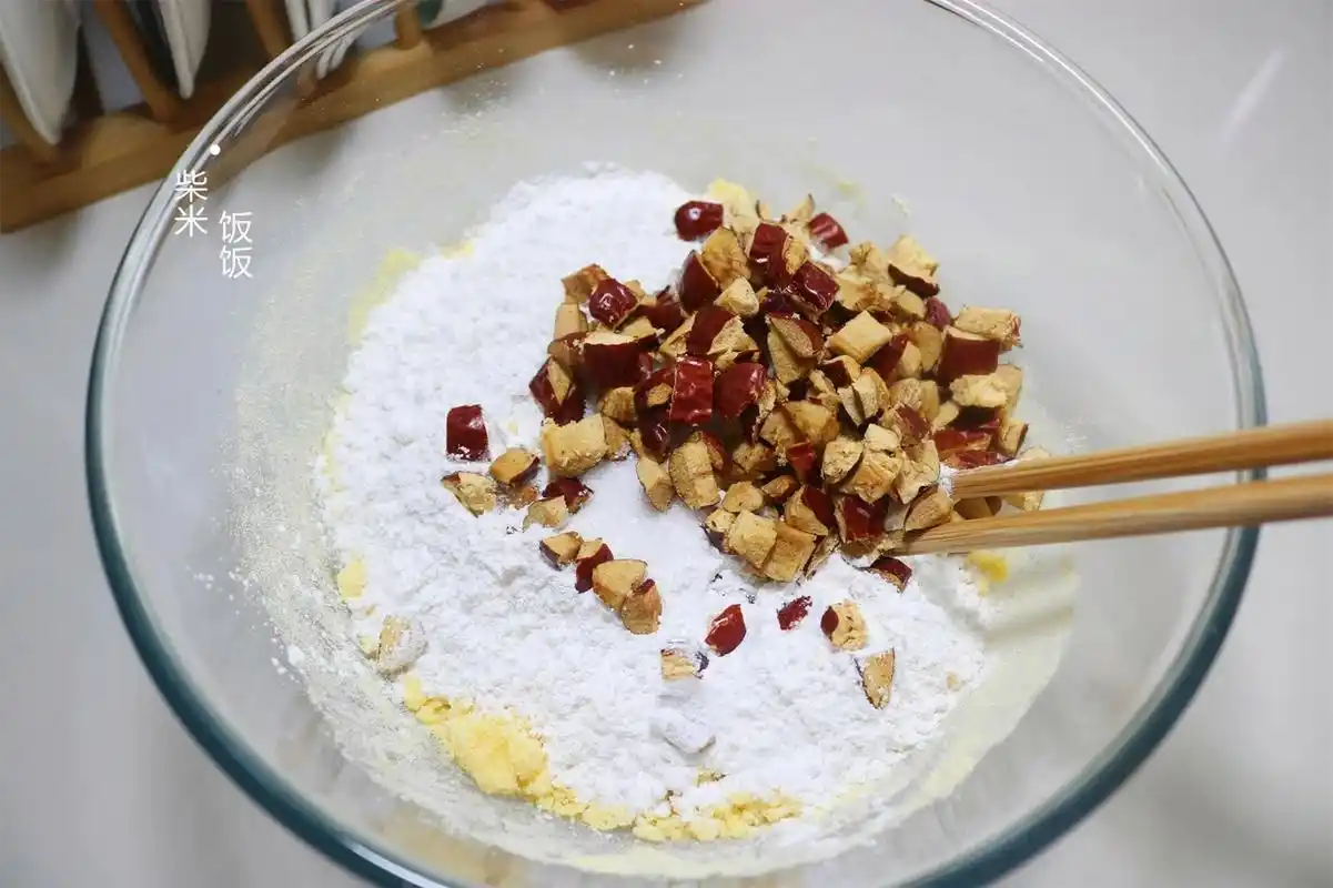 【食材】玉米面粉,糯米粉,红枣,白糖  【具体做法】 1,150克玉米面粉