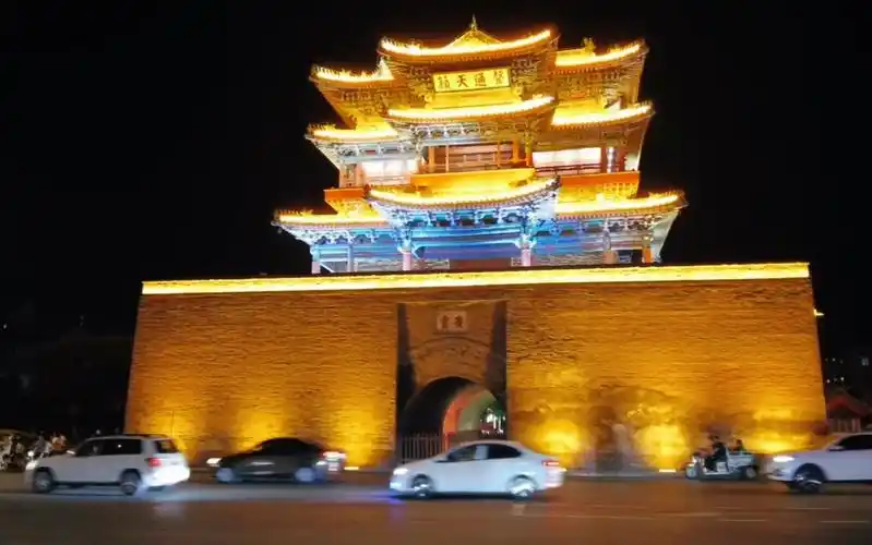 路过宣化古城清远楼,步行街人气爆棚当街正骨捏背摆摊热闹非凡啊