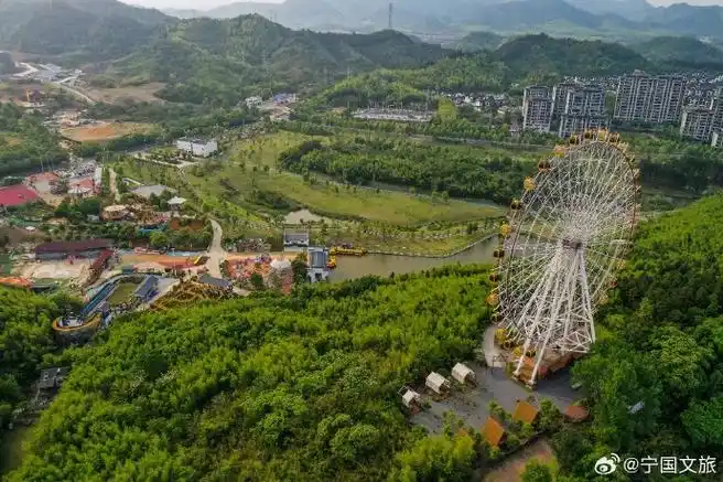 多彩宁国#夜晚的宁国欢乐园温度正好,山风在园内乱窜,带走了暑气,送来