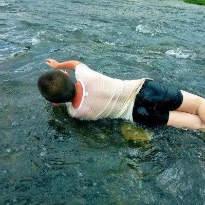 仙水洋戏水玩水躺水玩水是孩子们的乐趣