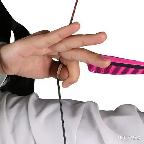 射箭时的标准搭箭法为什么是用食中两指指节夹住箭尾