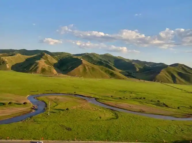 九曲湾位于锡林浩特市东南13公里处,九曲锡林河是锡林浩特市著景区之