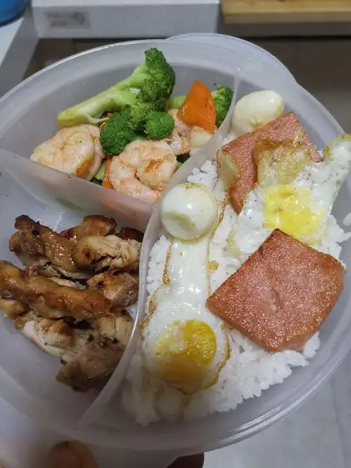 没有华丽的造型,但是营养真的超级无敌了,带上我的爱心便当出门啦