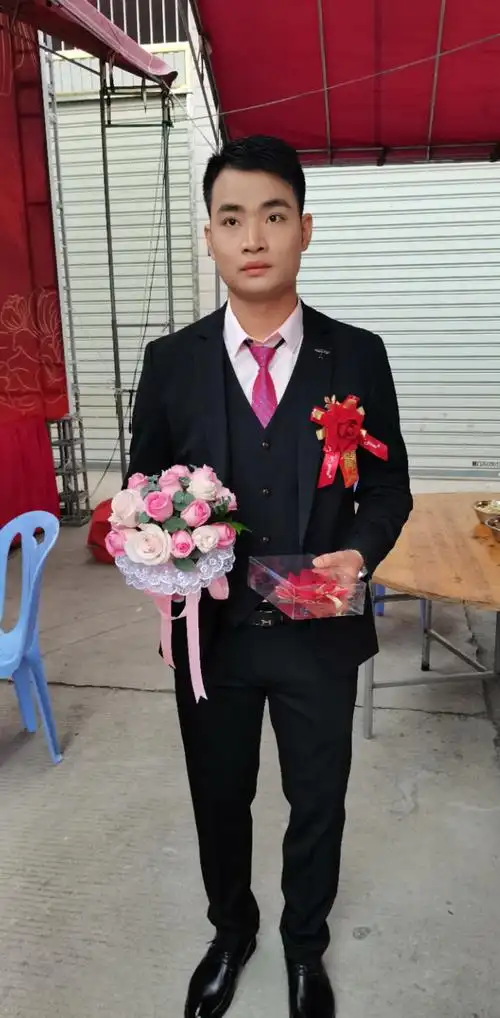 英俊潇洒帅气的新郎——谢贵升先生