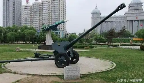 图为已经退役成为城市雕塑的56式85加农炮返回搜狐,查看更多