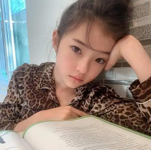 11岁"性感女孩"火了,火辣打扮不输成年女性,网友:长大还了得