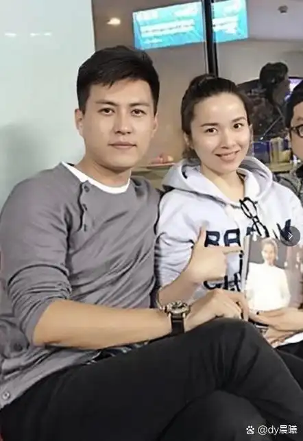靳东和老婆同框,她好漂亮,温柔,气质佳