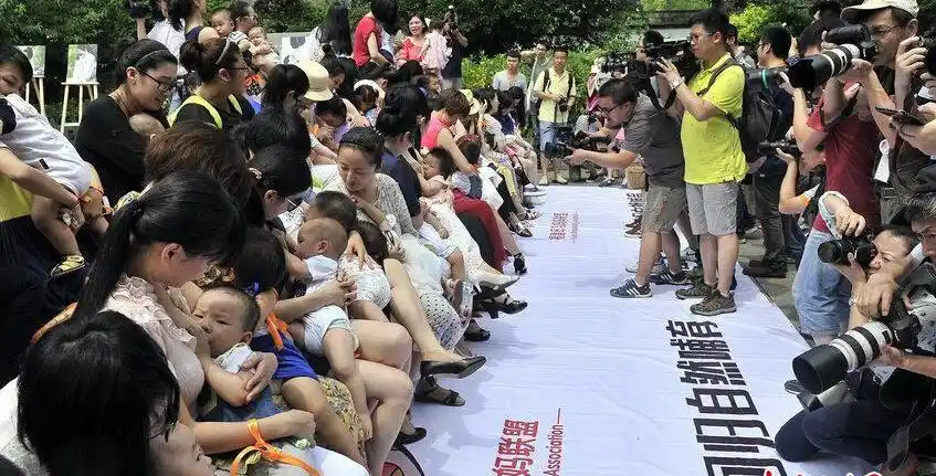 福州辣妈街头哺乳快闪