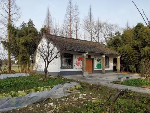 这栋瓦房是村党支部队部,很像我小时候的家.