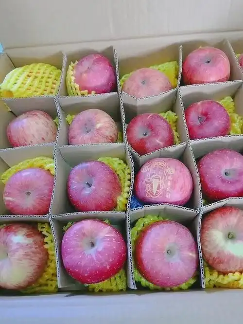 刚拿快递回到家里来95收到一箱96苹果97好漂亮的苹果呢,喜欢吃