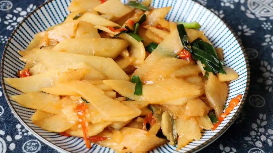 p data-id="gnwfuhl9zt">醋溜淮山是热菜菜谱之一,以铁棍淮山药,猪肉