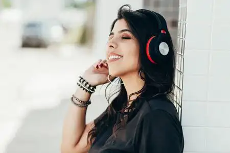 听耳机的美女音乐背景图片大全