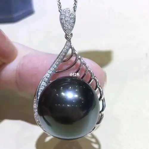 极光基本正圆,极微生长纹,18k金钻石96镶嵌颜色浓郁深邃的黑珍珠