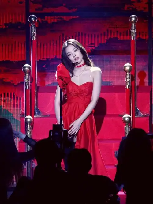 某站首个千万直拍:jennie的《solo》红玫瑰版[鲜花][鲜花][鲜花]珍绝