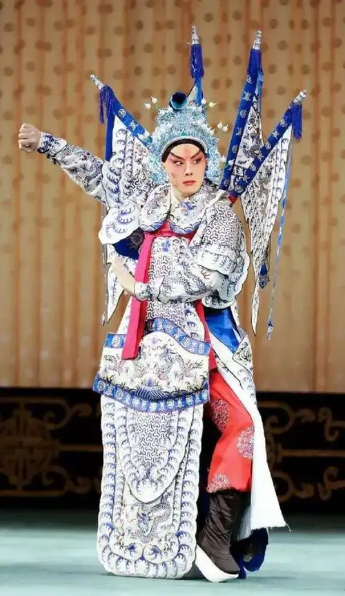 短打武生着短装,穿薄底靴,兼用长兵器和短兵器