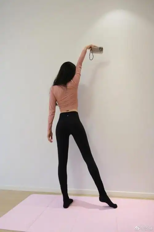 张俪晒冬日瑜伽plog秀细腰大长腿身材超好