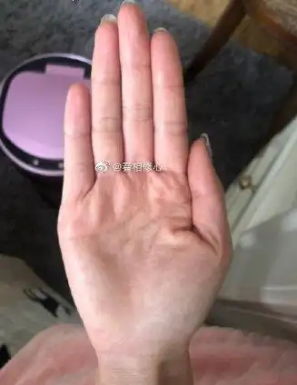 手型是金型手,手指纤细,手指和手掌的比例. 来自动漫大部落 - 微博