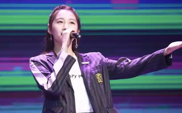 关晓彤吴磊北电文艺演出同台 两人合唱红歌男帅女美很养眼