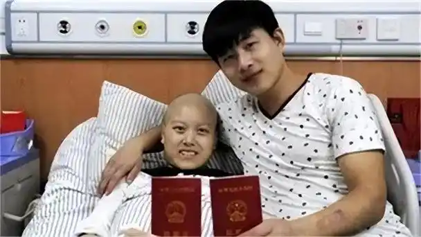 回顾妻子去世后丈夫给手机充1000元话费将手机充满电埋进坟墓