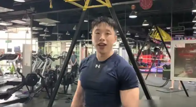 德云社烧饼穿西服登台拥抱学弟好绅士看看他背后的努力