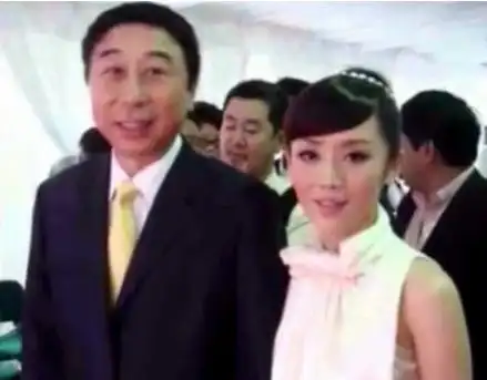 冯巩一家照片曝光,与老婆结婚36年,儿子成商界精英神似老爸