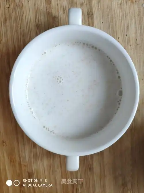 将牛奶燕麦装碗.