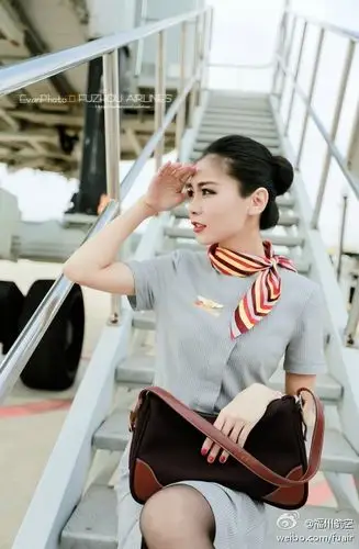 福州航空发布酷炫宣传照 空姐身披轻纱显文艺范