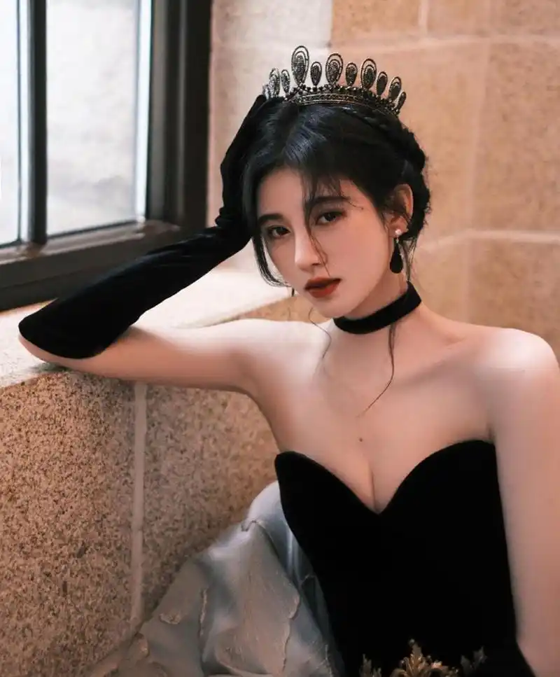 妩媚性感的黑天鹅公主#鞠婧祎# 雪肤玉貌,身材丰腴,娉婷秀雅,美丽动人