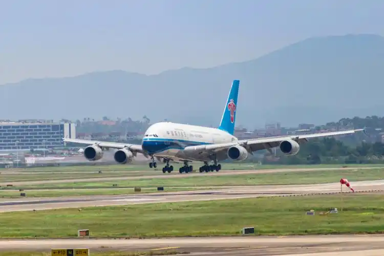南航空客a380执飞阿姆斯特丹广州落地白云