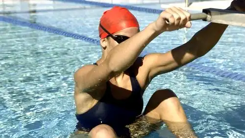 高清特写镜头拍摄女子运动员游泳下水瞬间实拍视频素材