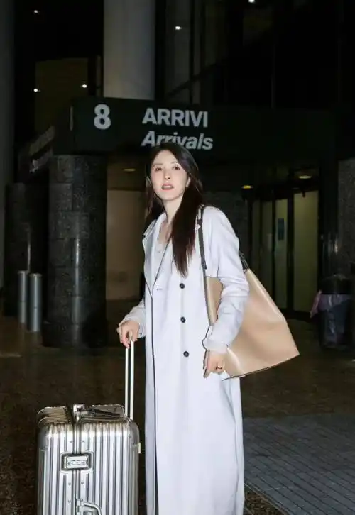 曾黎米兰机场随拍,灰白色大衣搭阔腿裤,时尚优雅又高级!