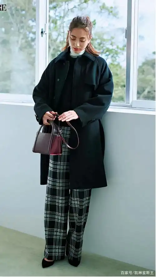 黑大衣配裤子气场全开!这4组可优雅可复古,冬天的时髦满分穿搭
