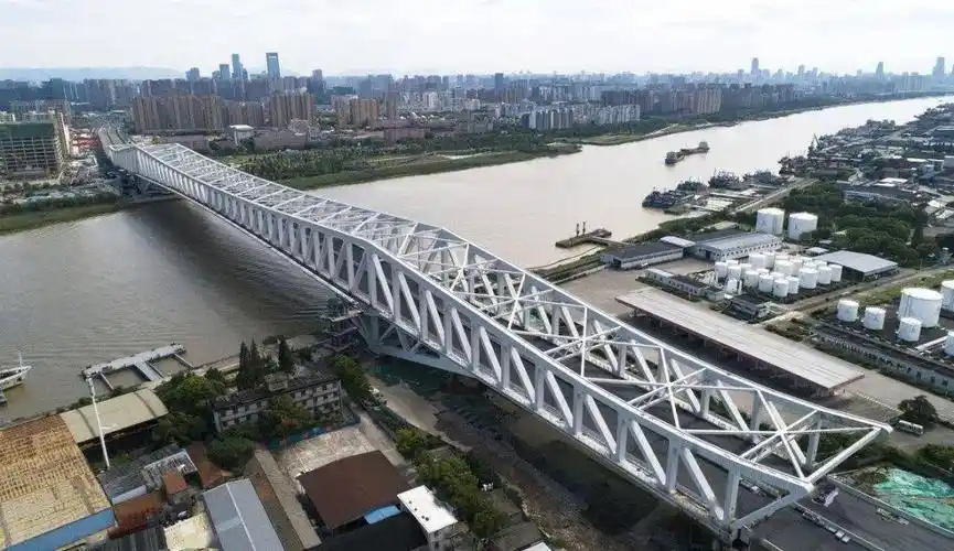 这座连接高新区的大桥进入通车倒计时