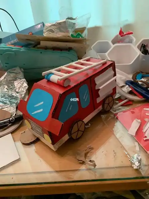 幼儿园手工纸板箱消防车