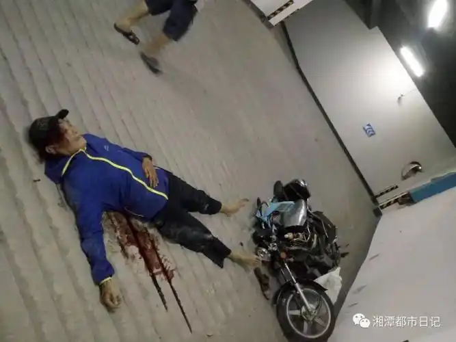 危险湘潭高新区一男子骑摩托车逆行驶入地下车库突然摩托车失控附视频