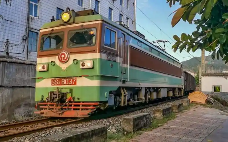 成局西段ss3电力机车8037号机牵引货列驶入成昆铁路渡口支线密地站